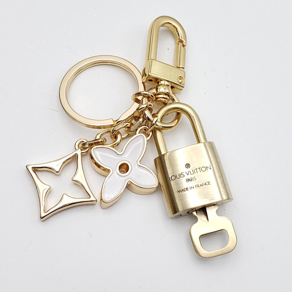Authentic Louis Vuitton Gold Lock 🔒 Keychain Bag Unbranded Flower Charm LV - Picture 6 of 12